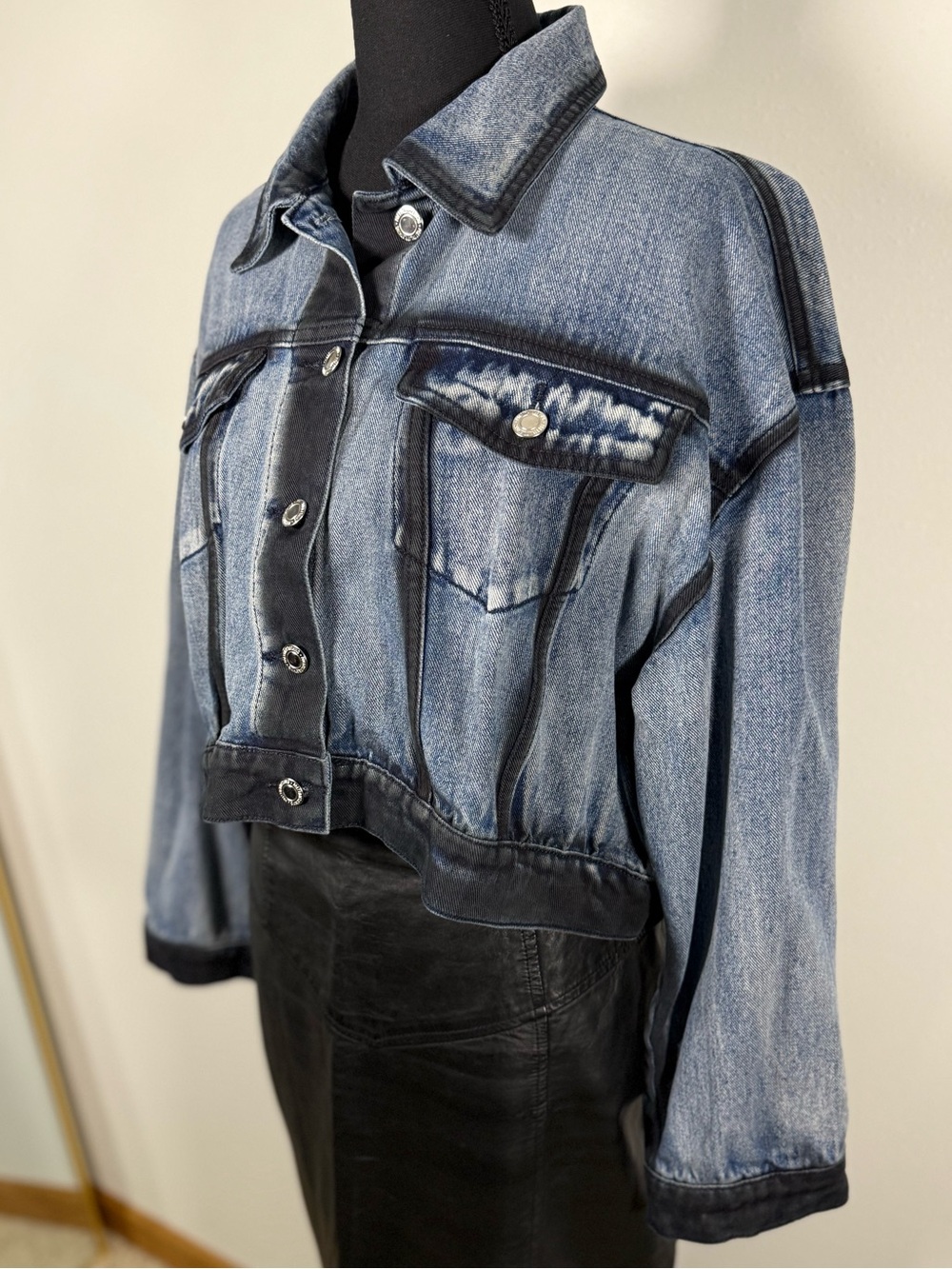 PrettyLittleThing Acid Wash Cropped Denim Jacket Black Contrast US 6 - Picture 3 of 16